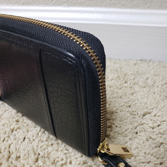 Juicy Couture - Black Wristlet "JC" Gold Hardware - Wallet - Picture 4 of 7